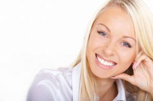 Zdrowe zęby bez próchnicy, kobieta uśmiecha się