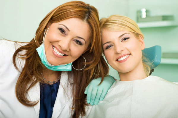 Dentystka wraz ze swoją pacjentką tuż po badaniu stomatologicznym