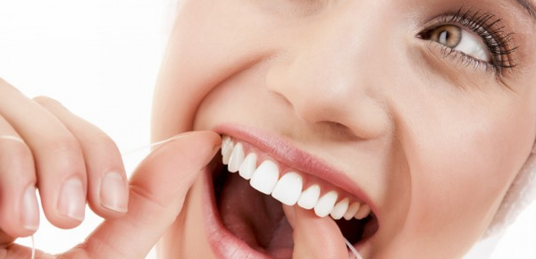 Kobieta uśmiechnięta po leczeniu wybielającym zęby, stomatologia estetyczna